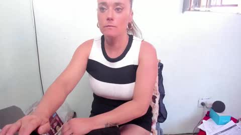 TINNA online show from September 2025 08:31:01 PM