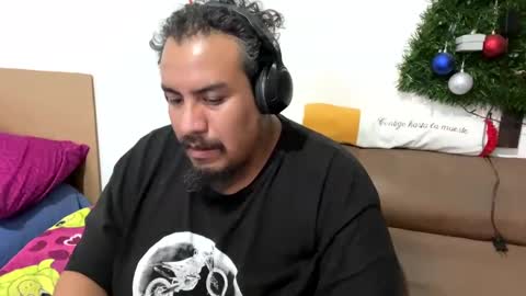 Snapshot of skinhell chatting on January 2025 02:40:01 AM Elias online show from January 2025 02:40:01 AM