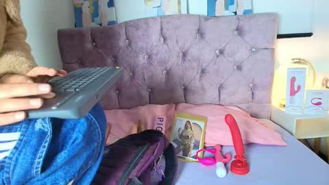 skye moore online show from October 2025 12:11:01 PM