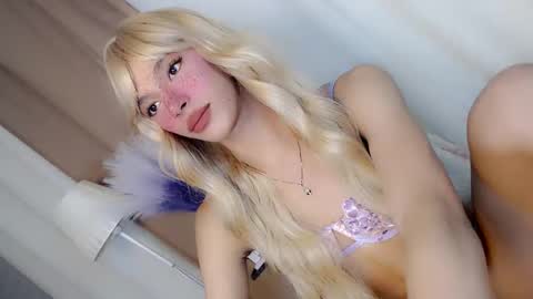 Snapshot of slimgirl_patricia chatting on September 2025 06:43:02 PM Pat online show from September 2025 06:43:02 PM