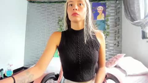 slone03 online show from October 2025 07:03:01 PM