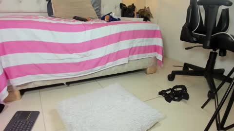 Snapshot of slut_milf1_ chatting on December 2024 10:30:01 PM Luna online show from December 2024 10:30:01 PM