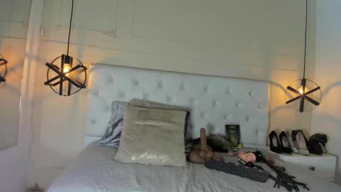 Snapshot of slut_milf1_ chatting on January 2025 06:26:01 PM Luna online show from January 2025 06:26:01 PM