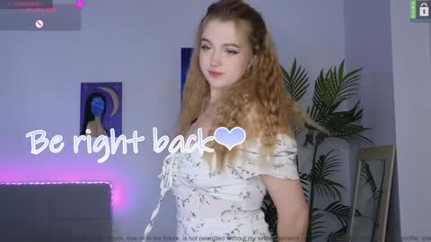 Snapshot of small_blondee chatting on December 2024 11:46:01 PM Emily online show from December 2024 11:46:01 PM