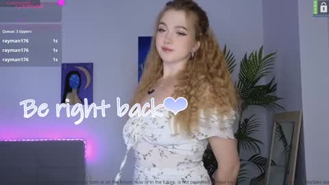 Snapshot of small_blondee chatting on December 2024 01:18:01 AM Emily online show from December 2024 01:18:01 AM