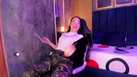 Small Hot19 online show from April 2026 10:18:02 AM