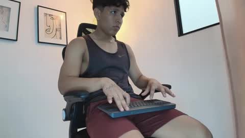 smallguy_19 online show from September 2025 06:52:01 PM