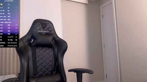 Snapshot of smilee_girl chatting on December 2024 05:59:02 PM Emily Burns online show from December 2024 05:59:02 PM