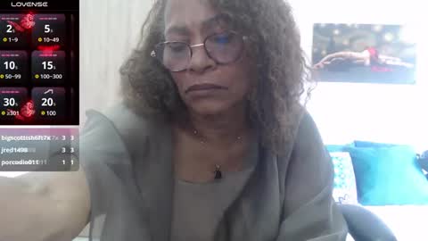 Snapshot of smilet_milf chatting on December 2024 03:53:02 PM Smileth online show from December 2024 03:53:02 PM