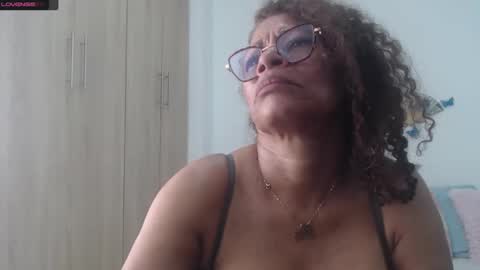 Snapshot of smilet_milf chatting on January 2025 06:43:01 PM Smileth online show from January 2025 06:43:01 PM