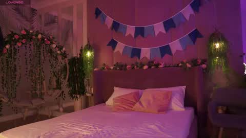 Mia online show from September 2025 05:01:02 AM