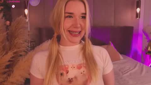 Snapshot of smiley_mia_ chatting on June 2026 06:12:01 PM Mia online show from June 2026 06:12:01 PM