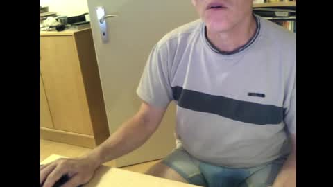 Snapshot of sneaxfreund chatting on May 2026 11:44:01 PM sneaxfreund online show from May 2026 11:44:01 PM