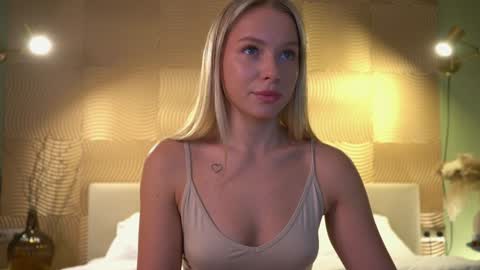 Snapshot of snow_is_falling chatting on December 2024 01:36:02 PM Candice Snow online show from December 2024 01:36:02 PM