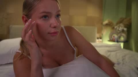 Snapshot of snow_is_falling chatting on December 2024 05:32:01 PM Candice Snow online show from December 2024 05:32:01 PM