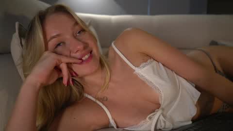 Snapshot of snow_is_falling chatting on January 2025 07:11:01 PM Candice Snow online show from January 2025 07:11:01 PM