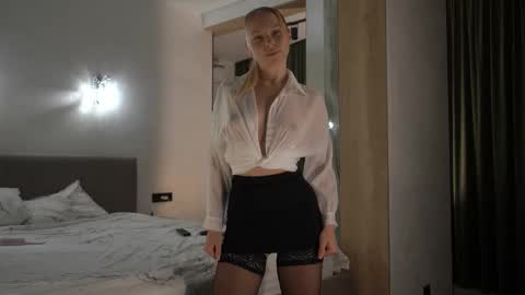 Snapshot of snow_is_falling chatting on October 2025 03:57:02 PM Candice Snow online show from October 2025 03:57:02 PM