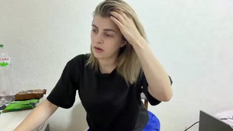 Snapshot of snow_queen_05 chatting on July 2026 06:32:02 PM Emma online show from July 2026 06:32:02 PM