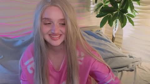 Snapshot of snowflakeskitty chatting on May 2026 05:26:01 AM Ellie online show from May 2026 05:26:01 AM
