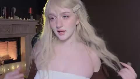 Snapshot of snowflakeskitty chatting on July 2026 05:22:01 AM Ellie online show from July 2026 05:22:01 AM