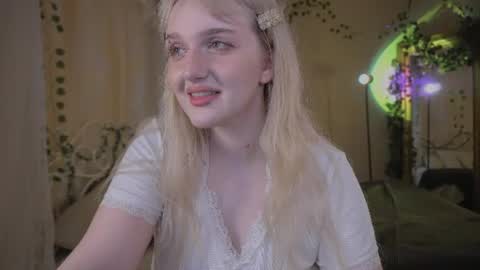 Snapshot of snowflakeskitty chatting on July 2026 05:38:01 AM Ellie online show from July 2026 05:38:01 AM