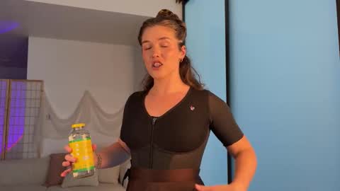 Julia    online show from October 2025 07:40:01 PM