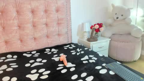 sofianixonn online show from April 2026 12:30:02 PM