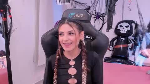 Snapshot of sofiarouge_ chatting on October 2025 08:21:02 PM Sofia Help me reach 5K followers online show from October 2025 08:21:02 PM