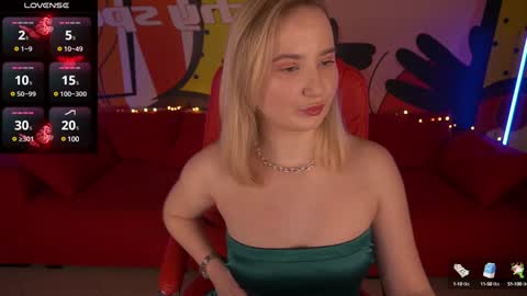 Snapshot of sofiebloom chatting on February 2025 09:13:01 PM Sofie online show from February 2025 09:13:01 PM