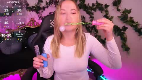 Snapshot of sofiebloom chatting on October 2025 06:53:01 PM Sofie online show from October 2025 06:53:01 PM