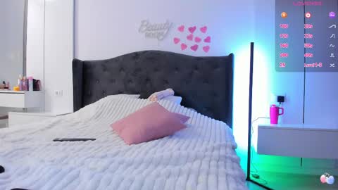 Sofie online show from April 2026 07:58:02 PM