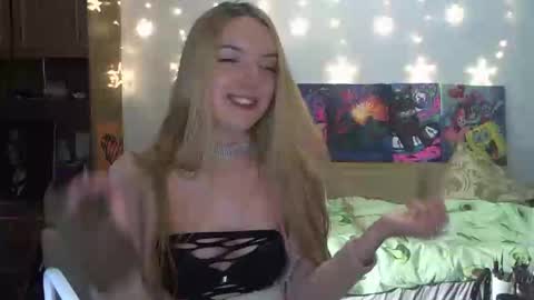 Snapshot of sophiasonata chatting on January 2025 02:04:01 AM SophiaSonata online show from January 2025 02:04:01 AM