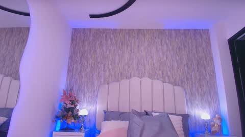 sophie online show from December 2025 12:01:02 PM