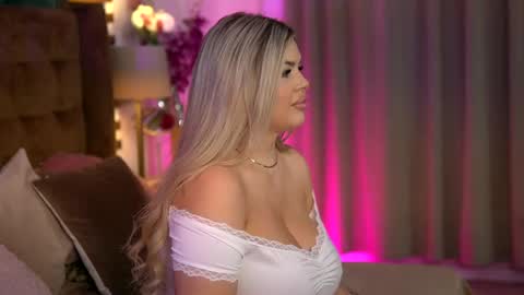 Snapshot of sophieboobsx chatting on May 2026 06:10:01 AM Sophie online show from May 2026 06:10:01 AM