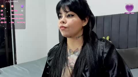 Snapshot of sophieyenki chatting on January 2025 03:33:02 AM SOPHIE online show from January 2025 03:33:02 AM