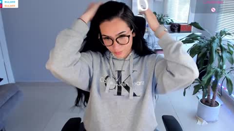 Luisa    online show from January 2025 09:42:01 PM