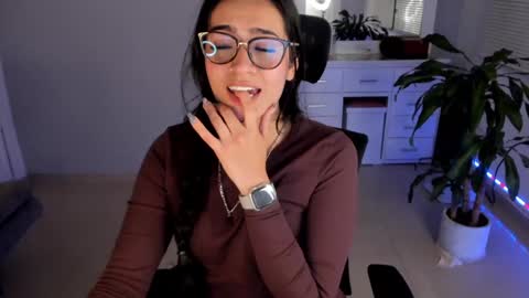 Luisa    online show from January 2025 03:54:01 AM