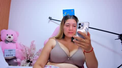 Snapshot of soyqeen chatting on May 2026 04:06:02 AM SoyQueen online show from May 2026 04:06:02 AM
