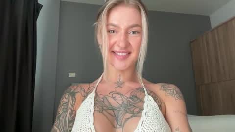 Snapshot of sparks__daisy chatting on November 2025 08:44:01 AM DAISY online show from November 2025 08:44:01 AM