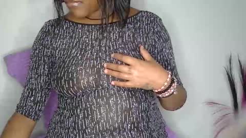 Snapshot of squirtqueen333 chatting on December 2024 08:33:01 PM shana online show from December 2024 08:33:01 PM