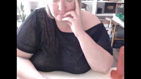 Snapshot of squirtymilfjess chatting on February 2025 05:25:02 PM Messi Jessi online show from February 2025 05:25:02 PM