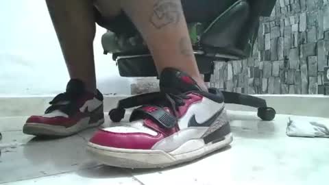 Snapshot of srfindomfeet_ chatting on July 2026 04:15:01 AM sr master cum its my old account online show from July 2026 04:15:01 AM