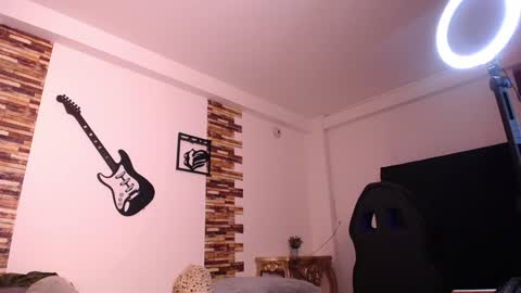 Snapshot of srta_fox chatting on January 2025 10:33:01 PM Srta. Fox online show from January 2025 10:33:01 PM