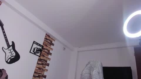 Snapshot of srta_fox chatting on February 2025 01:44:01 PM Srta. Fox online show from February 2025 01:44:01 PM