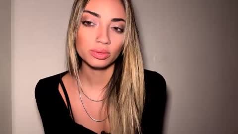 Mia online show from April 2026 09:52:01 PM