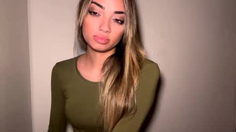 Mia online show from April 2026 08:53:01 AM