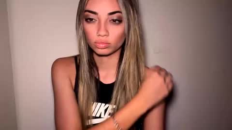 Mia online show from April 2026 11:00:02 AM