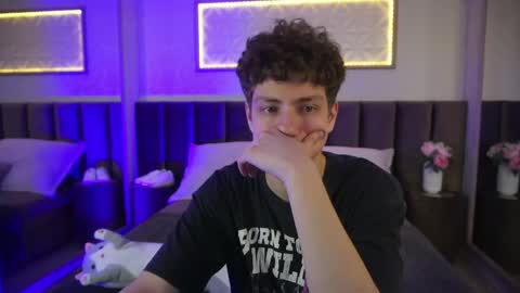 Esrefan online show from April 2026 08:01:02 PM