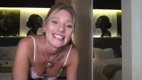 Snapshot of stella_loveu chatting on October 2025 04:18:01 PM Stella online show from October 2025 04:18:01 PM