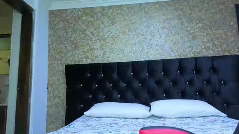 Estella online show from November 2025 10:42:02 PM